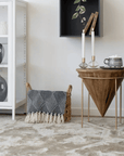 Izmir plaid blauw beige in een warme woonkamersetting