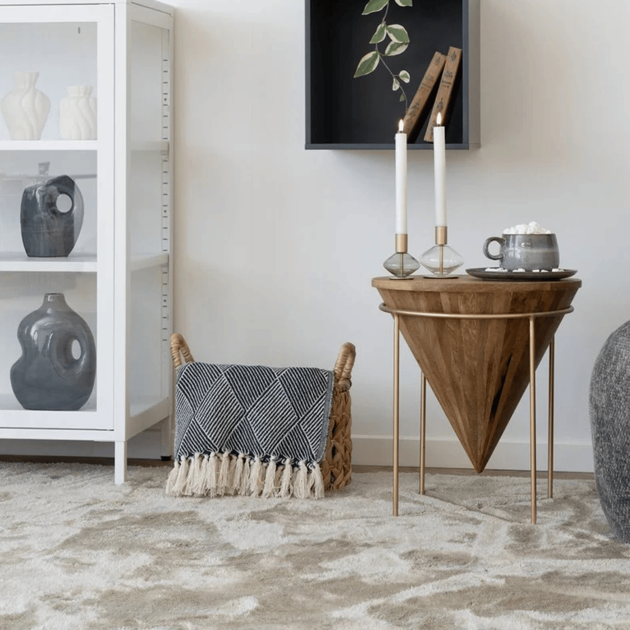 Izmir plaid blauw beige in een warme woonkamersetting