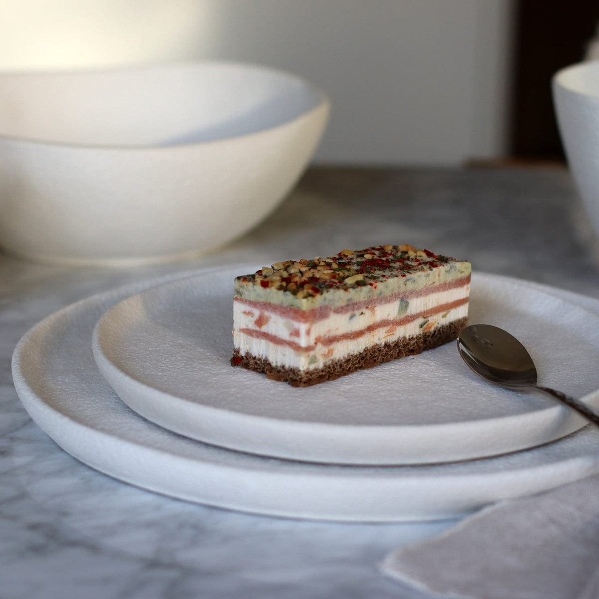 Dinerbord met dessertbord en taart van dichtbij, kom op de achtergrond