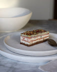 Dinerbord met dessertbord en taart van dichtbij, kom op de achtergrond