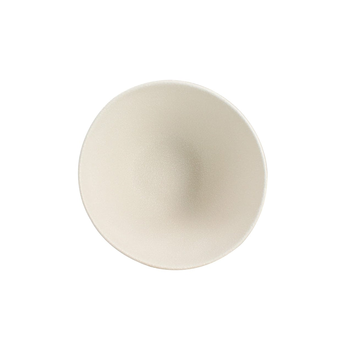 Matte witte kom van steengoed van bovenaf, vrijstaand op wit