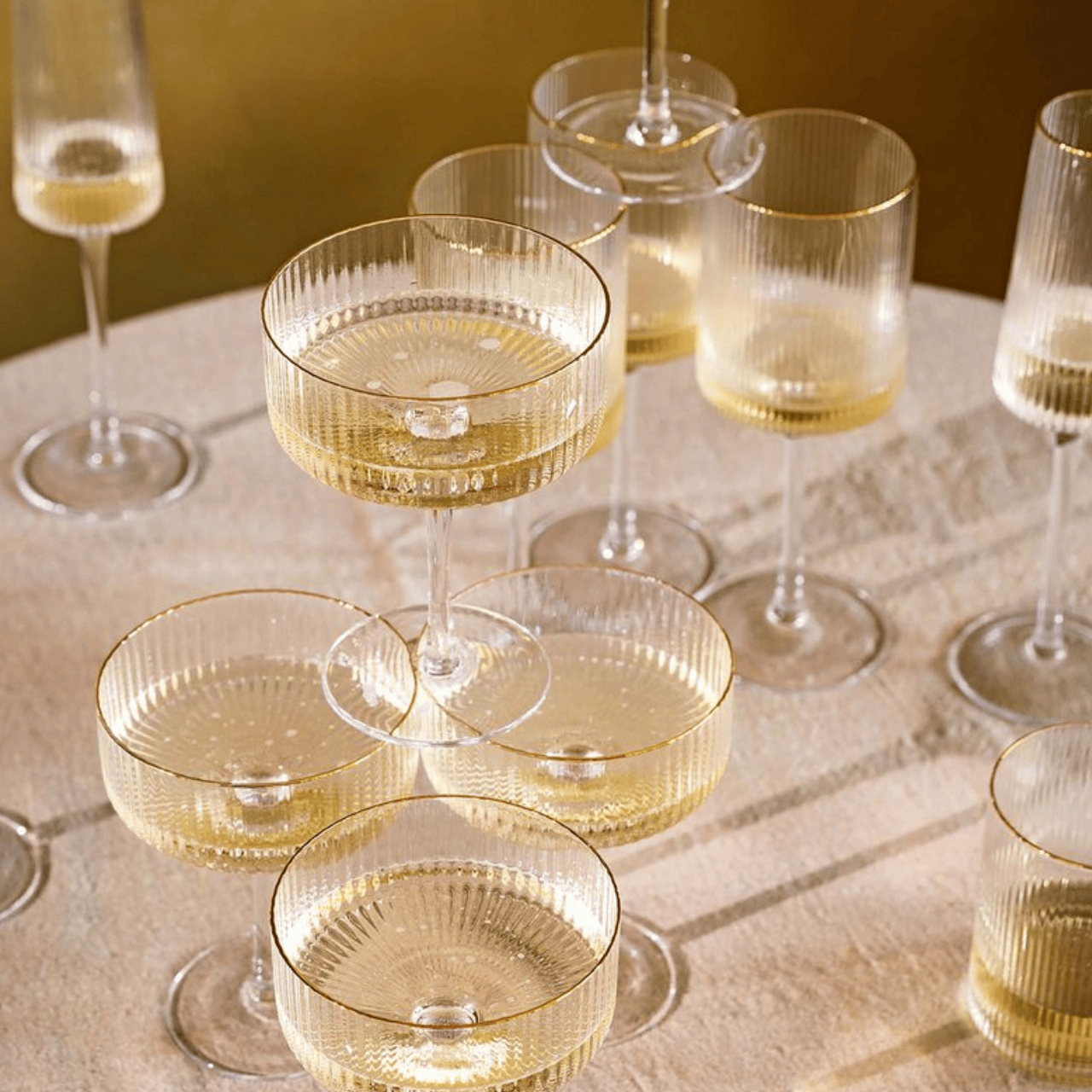 vtwonen Wijnglazen Wijnglas - 2-delige set - 43cl - Geribbeld met gouden rand