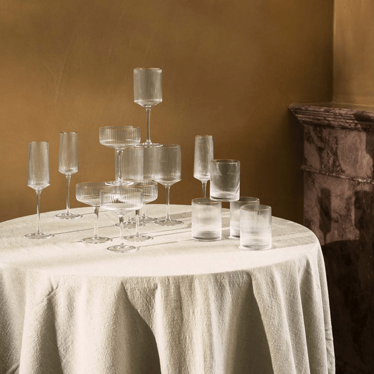 vtwonen Wijnglazen Wijnglas - 2-delige set - 43cl - Geribbeld met gouden rand